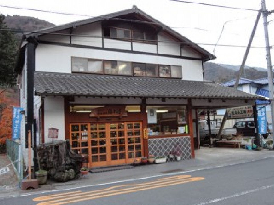 Hamamatsuya’s flagship store. To the left-hand side is the “Honjin Ato” bus stop, and there is a branch store up on the hill