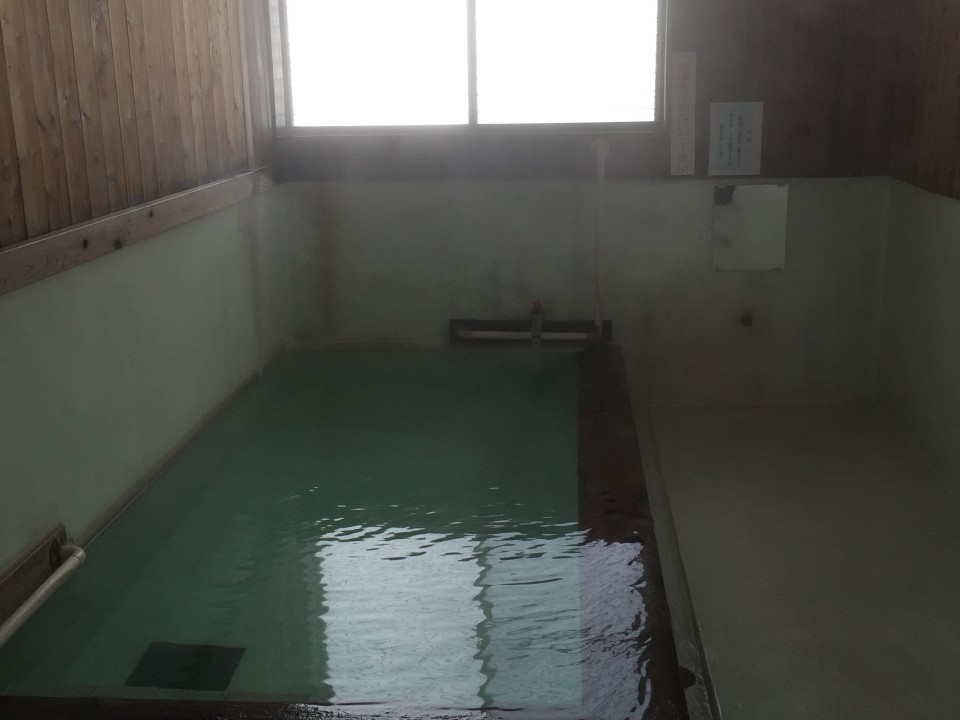 The small tub filled with fresh flowing hot spring water