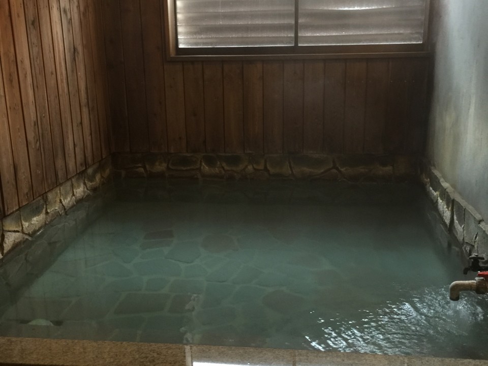 Okina-no-Yu, with contrasting stone bath floors and wooden walls