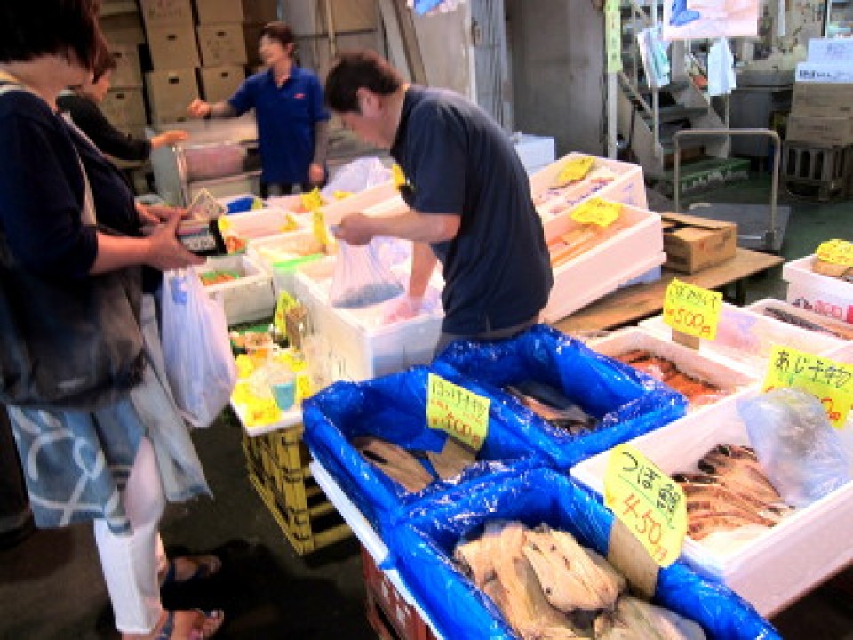 you can buy whole / cut / cooked fish