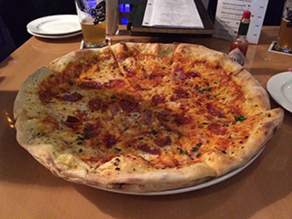 The pizza with pork sausage, pancetta, salami and chili (2,550 yen).