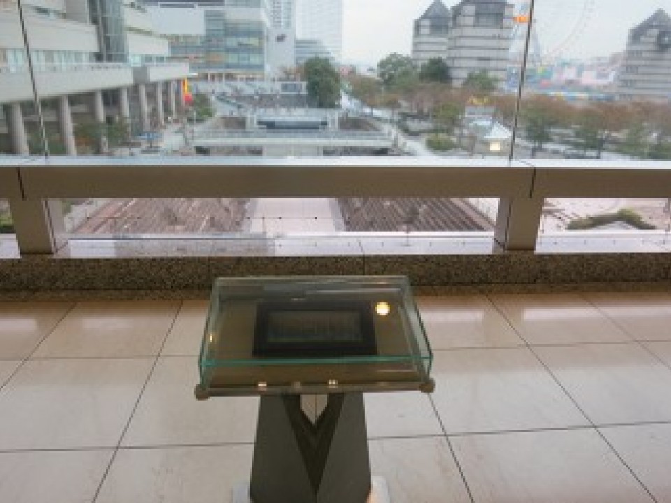 The whole of the Dockyard Garden can be viewed from the third floor of Yokohama Landmark Tower. There is a nameplate here.