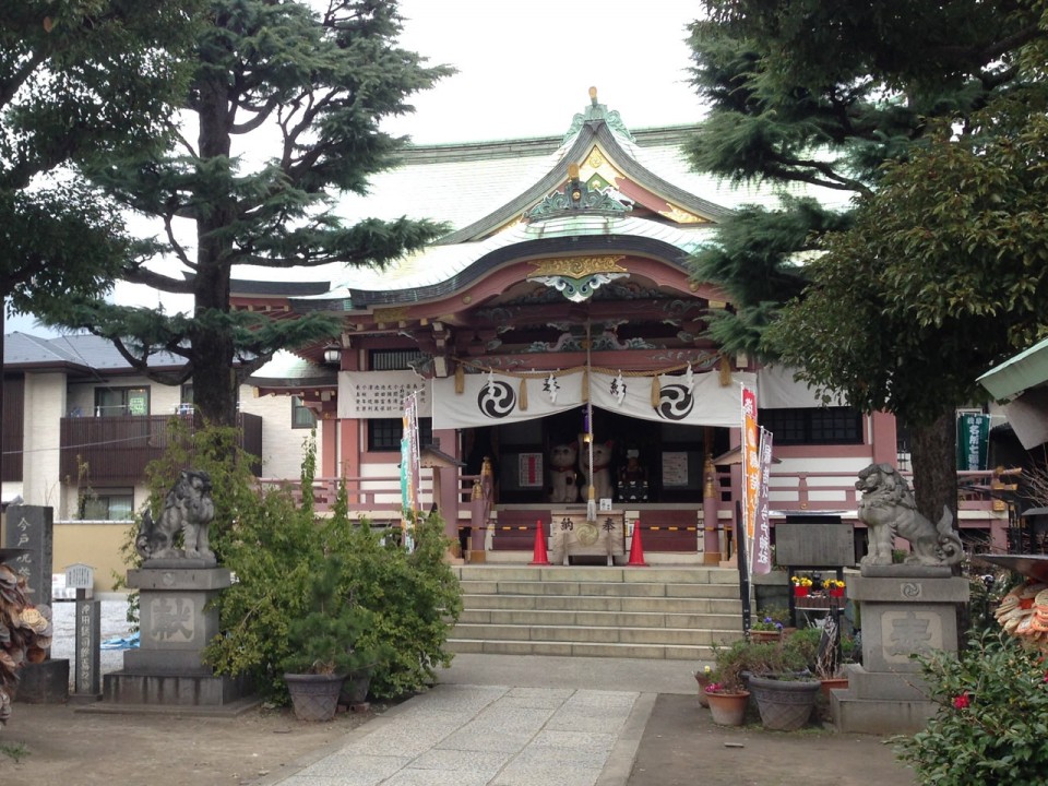 Imado Shrine with its pair of lucky cats
